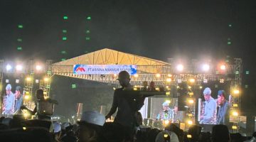 Ket Foto: Puluhan ribu jamaah memadati Lapangan GOR A. Yani Sumenep saat mengikuti Sumenep Bersholawat yang digelar PT Arinna Makmur Sentosa, Selasa (1/9/2026) malam.