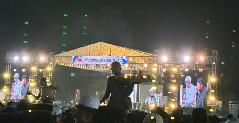 Ket Foto: Puluhan ribu jamaah memadati Lapangan GOR A. Yani Sumenep saat mengikuti Sumenep Bersholawat yang digelar PT Arinna Makmur Sentosa, Selasa (1/9/2026) malam.