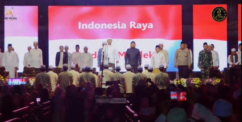 Ket Foto: Bupati Sumenep Achmad Fauzi Wongsojudo bersama jajaran Forkopimda menghadiri Sumenep Bersholawat yang diikuti puluhan ribu jamaah di Lapangan GOR A. Yani Sumenep, Selasa (1/9/2026) malam.