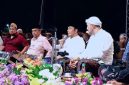 Ket Foto: Haji Her dan Haji Mukmin bersama Bupati Sumenep Achmad Fauzi Wongsojudo, Wakil Bupati Sumenep KH. Imam Hasyim, para ulama, Forkopimda, tokoh masyarakat dan puluhan ribu jamaah saat menghadiri Sumenep Bersholawat dalam rangka memperingati Maulid Nabi Muhammad SAW di Lapangan GOR A. Yani Sumenep, Selasa (1/9/2026) malam.