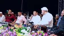 Ket Foto: Haji Her dan Haji Mukmin bersama Bupati Sumenep Achmad Fauzi Wongsojudo, Wakil Bupati Sumenep KH. Imam Hasyim, para ulama, Forkopimda, tokoh masyarakat dan puluhan ribu jamaah saat menghadiri Sumenep Bersholawat dalam rangka memperingati Maulid Nabi Muhammad SAW di Lapangan GOR A. Yani Sumenep, Selasa (1/9/2026) malam.
