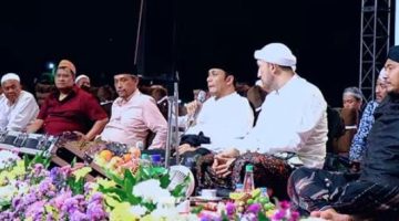 Ket Foto: Haji Her dan Haji Mukmin bersama Bupati Sumenep Achmad Fauzi Wongsojudo, Wakil Bupati Sumenep KH. Imam Hasyim, para ulama, Forkopimda, tokoh masyarakat dan puluhan ribu jamaah saat menghadiri Sumenep Bersholawat dalam rangka memperingati Maulid Nabi Muhammad SAW di Lapangan GOR A. Yani Sumenep, Selasa (1/9/2026) malam.