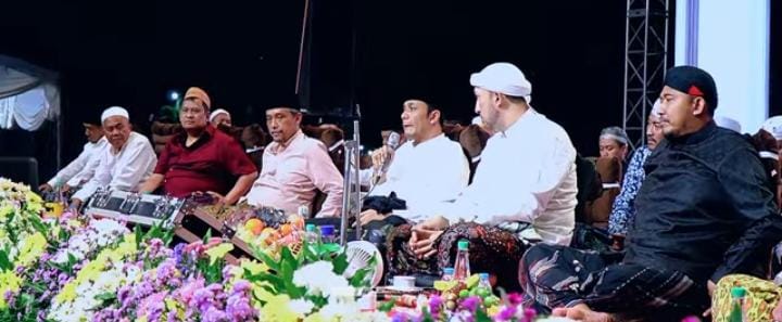 Ket Foto: Haji Her dan Haji Mukmin bersama Bupati Sumenep Achmad Fauzi Wongsojudo, Wakil Bupati Sumenep KH. Imam Hasyim, para ulama, Forkopimda, tokoh masyarakat dan puluhan ribu jamaah saat menghadiri Sumenep Bersholawat dalam rangka memperingati Maulid Nabi Muhammad SAW di Lapangan GOR A. Yani Sumenep, Selasa (1/9/2026) malam.