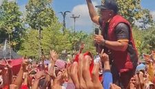 Ket foto: H. Ali Zainal Abidin saat menyanyikan lagu “Zavira” di hadapan ribuan peserta JJS dalam soft opening Central 88 Gold and Jewellery Pamekasan.