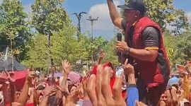 Ket foto: H. Ali Zainal Abidin saat menyanyikan lagu “Zavira” di hadapan ribuan peserta JJS dalam soft opening Central 88 Gold and Jewellery Pamekasan.
