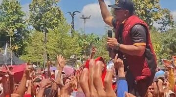 Ket foto: H. Ali Zainal Abidin saat menyanyikan lagu “Zavira” di hadapan ribuan peserta JJS dalam soft opening Central 88 Gold and Jewellery Pamekasan.