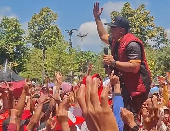 Ket foto: H. Ali Zainal Abidin saat menyanyikan lagu “Zavira” di hadapan ribuan peserta JJS dalam soft opening Central 88 Gold and Jewellery Pamekasan.