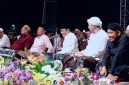 Ket Foto: Bupati Sumenep Achmad Fauzi Wongsojudo bersama Wakil Bupati KH. Imam Hasyim dan jajaran Forkopimda larut dalam lantunan sholawat bersama puluhan ribu jamaah dalam acara Sumenep Bersholawat di GOR A. Yani, Selasa (1/9/2026) malam.