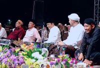 Ket Foto: Bupati Sumenep Achmad Fauzi Wongsojudo bersama Wakil Bupati KH. Imam Hasyim dan jajaran Forkopimda larut dalam lantunan sholawat bersama puluhan ribu jamaah dalam acara Sumenep Bersholawat di GOR A. Yani, Selasa (1/9/2026) malam.