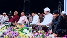 Ket Foto: Bupati Sumenep Achmad Fauzi Wongsojudo bersama Wakil Bupati KH. Imam Hasyim dan jajaran Forkopimda larut dalam lantunan sholawat bersama puluhan ribu jamaah dalam acara Sumenep Bersholawat di GOR A. Yani, Selasa (1/9/2026) malam.
