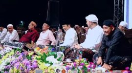 Ket Foto: Bupati Sumenep Achmad Fauzi Wongsojudo bersama Wakil Bupati KH. Imam Hasyim dan jajaran Forkopimda larut dalam lantunan sholawat bersama puluhan ribu jamaah dalam acara Sumenep Bersholawat di GOR A. Yani, Selasa (1/9/2026) malam.