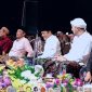 Ket Foto: Bupati Sumenep Achmad Fauzi Wongsojudo bersama Wakil Bupati KH. Imam Hasyim dan jajaran Forkopimda larut dalam lantunan sholawat bersama puluhan ribu jamaah dalam acara Sumenep Bersholawat di GOR A. Yani, Selasa (1/9/2026) malam.
