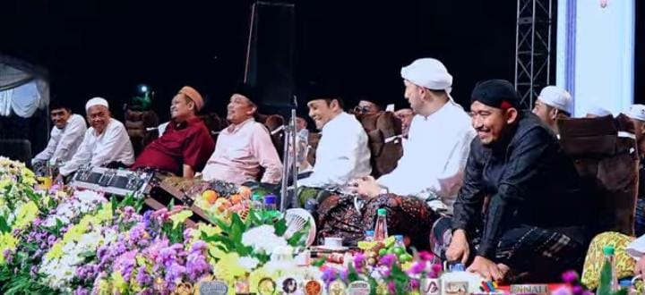 Ket Foto: Bupati Sumenep Achmad Fauzi Wongsojudo bersama Wakil Bupati KH. Imam Hasyim dan jajaran Forkopimda larut dalam lantunan sholawat bersama puluhan ribu jamaah dalam acara Sumenep Bersholawat di GOR A. Yani, Selasa (1/9/2026) malam.