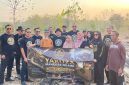 Foto Yakuza Maneges Ngawi bersama keluarga Mbah Kadiran saat simbolis penyerahan bantuan