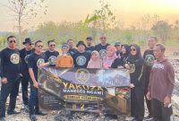 Foto Yakuza Maneges Ngawi bersama keluarga Mbah Kadiran saat simbolis penyerahan bantuan