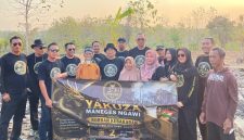 Foto Yakuza Maneges Ngawi bersama keluarga Mbah Kadiran saat simbolis penyerahan bantuan