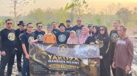 Foto Yakuza Maneges Ngawi bersama keluarga Mbah Kadiran saat simbolis penyerahan bantuan