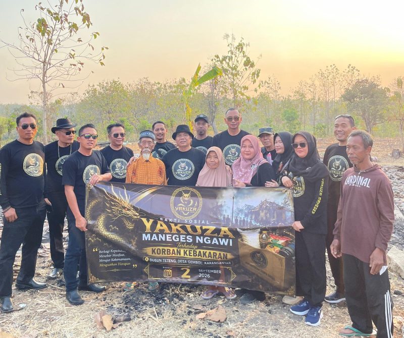 Foto Yakuza Maneges Ngawi bersama keluarga Mbah Kadiran saat simbolis penyerahan bantuan
