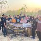 Foto Yakuza Maneges Ngawi bersama keluarga Mbah Kadiran saat simbolis penyerahan bantuan