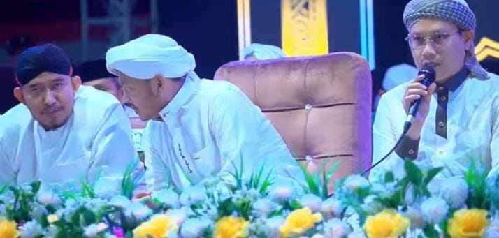 Ket Foto: Bupati Sumenep Achmad Fauzi Wongsojudo saat mengikuti kegiatan Madura Bersholawat bersama jajaran Forkopimda dan ribuan ASN serta masyarakat di Stadion A. Yani Sumenep, Kamis (3/9/2026) malam.