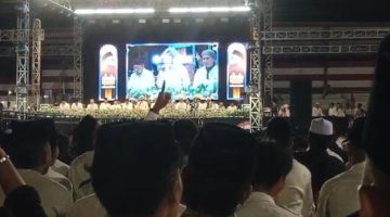 Ket Foto: Bupati Sumenep Achmad Fauzi Wongsojudo bersama jajaran Forkopimda dan ribuan ASN serta masyarakat mengikuti kegiatan Madura Bersholawat di Stadion A. Yani Sumenep, Kamis (3/9/2026) malam.