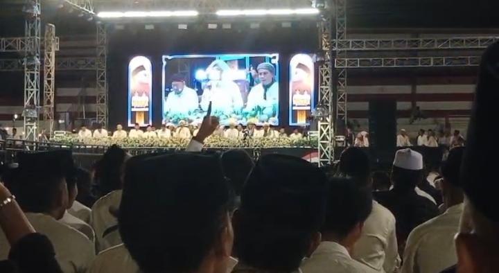 Ket Foto: Bupati Sumenep Achmad Fauzi Wongsojudo bersama jajaran Forkopimda dan ribuan ASN serta masyarakat mengikuti kegiatan Madura Bersholawat di Stadion A. Yani Sumenep, Kamis (3/9/2026) malam.
