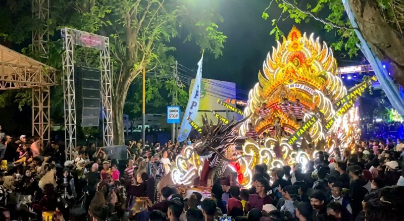 Ket Foto: Grup musik tong-tong Sabda Alam asal Pamekasan tampil dalam Festival Musik Tong-Tong Sumenep 2026. Dengan dukungan sponsorship HM Family, Sabda Alam berhasil meraih penghargaan kategori Dekorasi Terbaik.