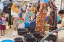 Ket Foto: Forum Sampang Sehat (FSS) bersama masyarakat saat menyalurkan bantuan air bersih dalam program Sejuta Liter Air Bersih di Desa Gunung Rancak, Kecamatan Robatal, Kabupaten Sampang, Senin (7/9/2026).