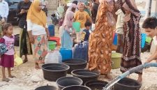 Ket Foto: Forum Sampang Sehat (FSS) bersama masyarakat saat menyalurkan bantuan air bersih dalam program Sejuta Liter Air Bersih di Desa Gunung Rancak, Kecamatan Robatal, Kabupaten Sampang, Senin (7/9/2026).