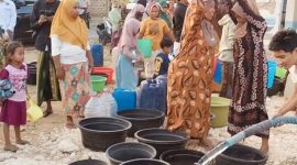 Ket Foto: Forum Sampang Sehat (FSS) bersama masyarakat saat menyalurkan bantuan air bersih dalam program Sejuta Liter Air Bersih di Desa Gunung Rancak, Kecamatan Robatal, Kabupaten Sampang, Senin (7/9/2026).