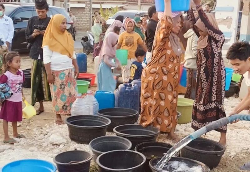 Ket Foto: Forum Sampang Sehat (FSS) bersama masyarakat saat menyalurkan bantuan air bersih dalam program Sejuta Liter Air Bersih di Desa Gunung Rancak, Kecamatan Robatal, Kabupaten Sampang, Senin (7/9/2026).