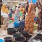Ket Foto: Forum Sampang Sehat (FSS) bersama masyarakat saat menyalurkan bantuan air bersih dalam program Sejuta Liter Air Bersih di Desa Gunung Rancak, Kecamatan Robatal, Kabupaten Sampang, Senin (7/9/2026).