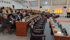 Ket foto: Kondisi sejumlah kursi anggota DPRD Sampang yang tampak kosong saat rapat paripurna pembahasan APBD Perubahan 2026 di Gedung DPRD Sampang, Senin (7/9/2026). (Foto: Agus Junaidi/Detikzone.id)