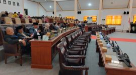 Ket foto: Kondisi sejumlah kursi anggota DPRD Sampang yang tampak kosong saat rapat paripurna pembahasan APBD Perubahan 2026 di Gedung DPRD Sampang, Senin (7/9/2026). (Foto: Agus Junaidi/Detikzone.id)