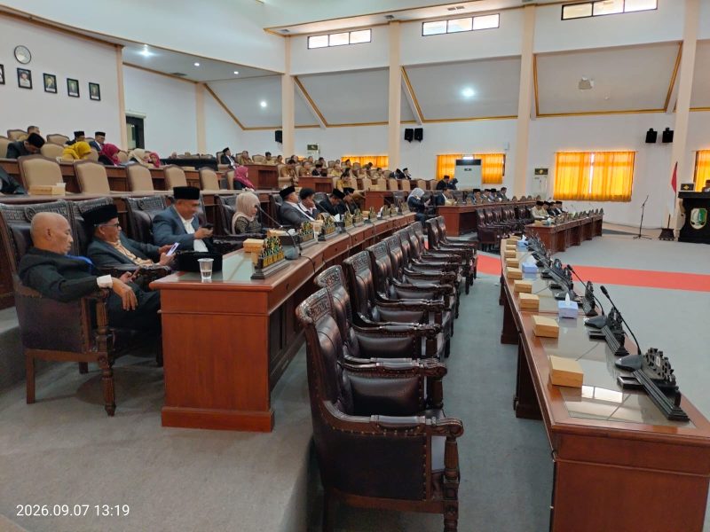 Ket foto: Kondisi sejumlah kursi anggota DPRD Sampang yang tampak kosong saat rapat paripurna pembahasan APBD Perubahan 2026 di Gedung DPRD Sampang, Senin (7/9/2026). (Foto: Agus Junaidi/Detikzone.id)