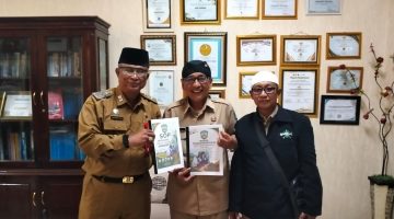 Dari Blangkon ke Buku, Agus Sugianto Tinggalkan Jejak Untuk Masa Depan SDN Panaongan III Sumenep