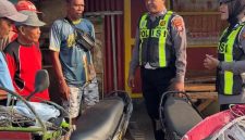 Ket foto: Satlantas Polresta Sumenep hadir menyapa pengemudi bentor sekaligus menyampaikan pesan keselamatan dan ketertiban berlalu lintas.