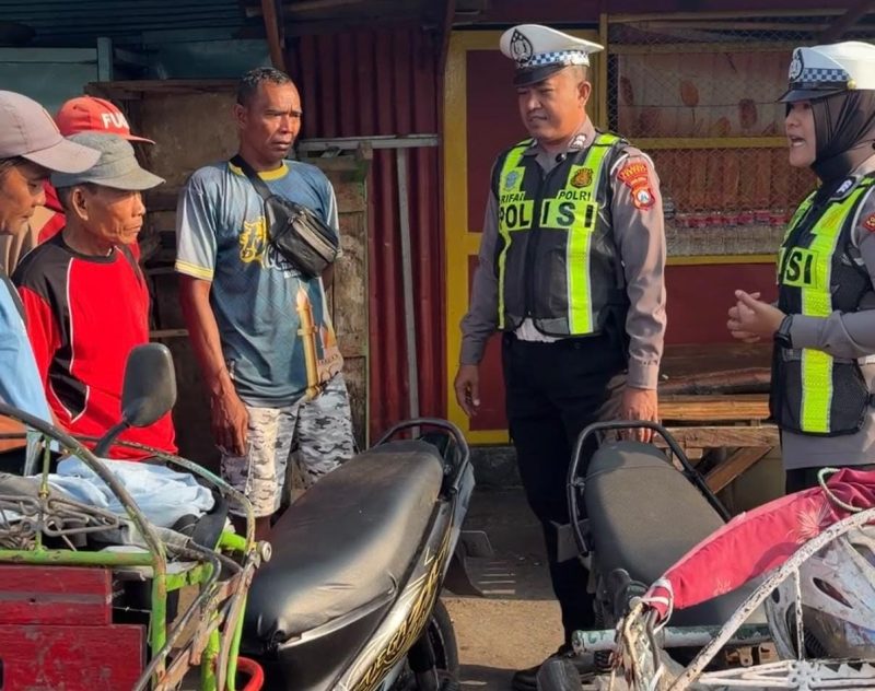 Ket foto: Satlantas Polresta Sumenep hadir menyapa pengemudi bentor sekaligus menyampaikan pesan keselamatan dan ketertiban berlalu lintas.