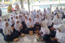 Foto:Siswi SMP ketika mengikuti aksi bergizi dari Dinas Kesehatan Kabupaten Probolinggo.