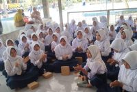 Foto:Siswi SMP ketika mengikuti aksi bergizi dari Dinas Kesehatan Kabupaten Probolinggo.