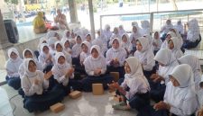 Foto:Siswi SMP ketika mengikuti aksi bergizi dari Dinas Kesehatan Kabupaten Probolinggo.
