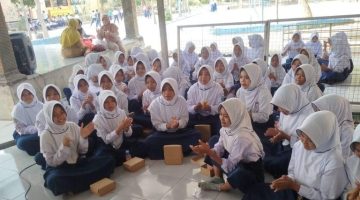 Foto:Siswi SMP ketika mengikuti aksi bergizi dari Dinas Kesehatan Kabupaten Probolinggo.