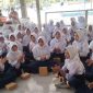 Foto:Siswi SMP ketika mengikuti aksi bergizi dari Dinas Kesehatan Kabupaten Probolinggo.