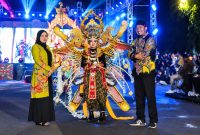 Ket Foto: Bupati Sumenep Achmad Fauzi Wongsojudo bersama istri tercintanya, Nia Kurnia Fauzi, saat berpose bersama peserta Madura Ethnic Carnival (MEC) 2024.