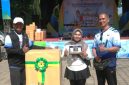 Foto: Sekretaris Daerah Kabupaten Probolinggo Ugas Irwanto didampingi Imron Rosyadi menyerahkan hadiah utama kepada peserta Integrity Run 2026.