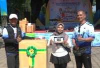Foto: Sekretaris Daerah Kabupaten Probolinggo Ugas Irwanto didampingi Imron Rosyadi menyerahkan hadiah utama kepada peserta Integrity Run 2026.