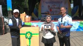 Foto: Sekretaris Daerah Kabupaten Probolinggo Ugas Irwanto didampingi Imron Rosyadi menyerahkan hadiah utama kepada peserta Integrity Run 2026.