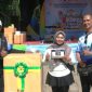 Foto: Sekretaris Daerah Kabupaten Probolinggo Ugas Irwanto didampingi Imron Rosyadi menyerahkan hadiah utama kepada peserta Integrity Run 2026.