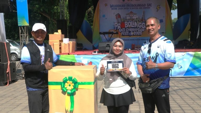Foto: Sekretaris Daerah Kabupaten Probolinggo Ugas Irwanto didampingi Imron Rosyadi menyerahkan hadiah utama kepada peserta Integrity Run 2026.