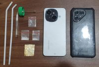 Ket Foto: Barang bukti (BB) berupa dua poket plastik klip berisi diduga sabu dengan berat keseluruhan sekitar 0,16 gram, serta seperangkat alat hisap (bong) yang diamankan Satresnarkoba Polresta Sumenep. (Foto: Humas Polresta Sumenep)